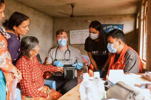 Top 5 raisons de s'engager avec une association médicale humanitaire